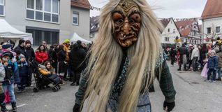 Beim Umzug wie auf unserem Foto aus Ehningen darf sich jeder verkleiden, wie er will. Aber beim Autofahren ist das nicht erlaubt. Bild: Dettenmeyer/A